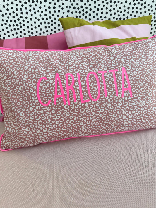 Personalisiertes Kinderkissen Leoprint mit Namen in Neonpink, Kuschelkissen für Mädchen, Neonfarben Kinderzimmer