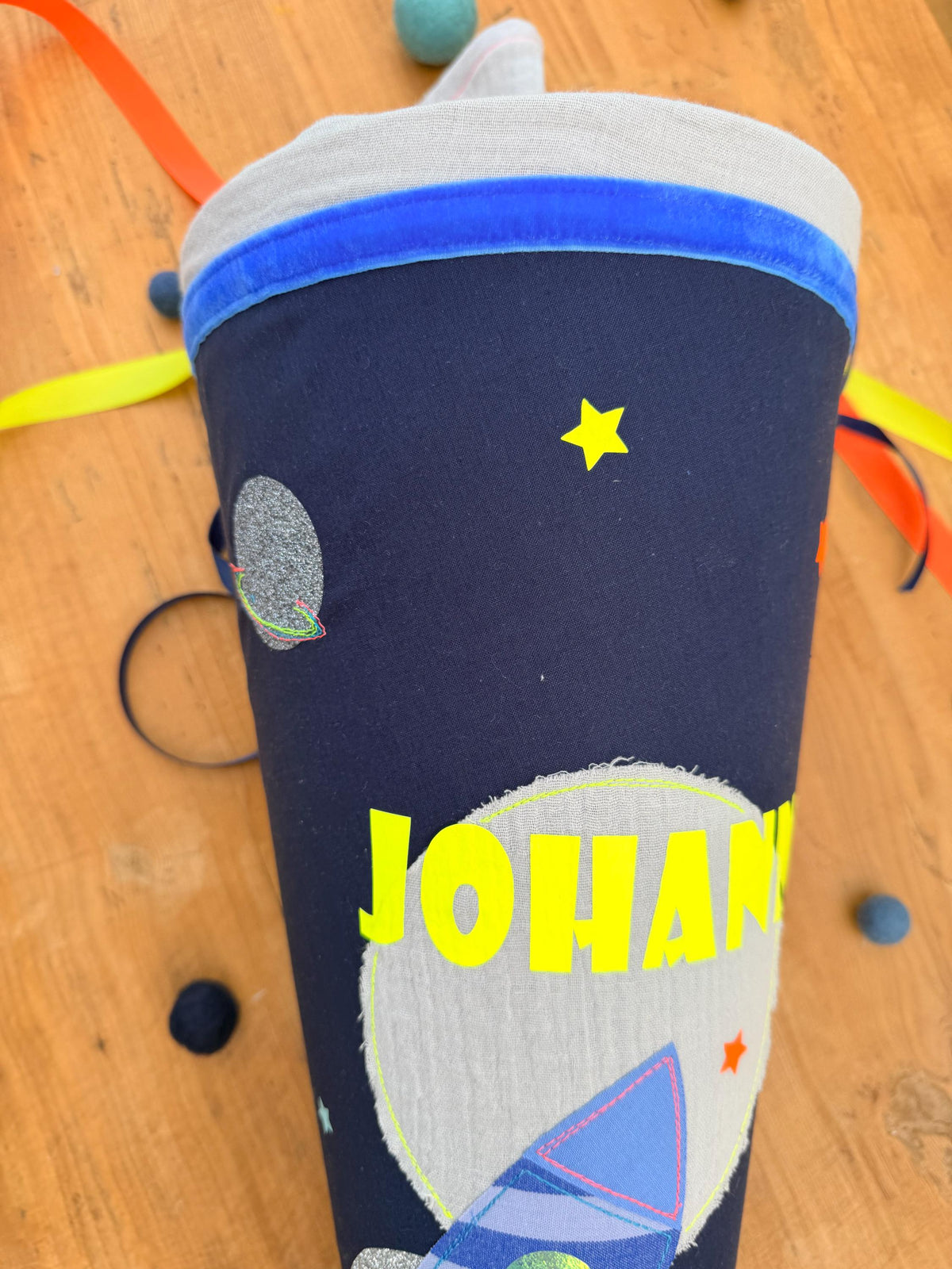 Schultüte Rakete Weltall, Musselin Schultüte mit Neonfarben, Zuckertüte für Jungen, Stoff Schultüte, Schultüte personalisiert Jungen