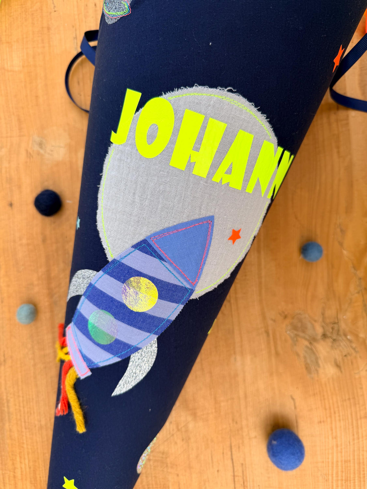Schultüte Rakete Weltall, Musselin Schultüte mit Neonfarben, Zuckertüte für Jungen, Stoff Schultüte, Schultüte personalisiert Jungen