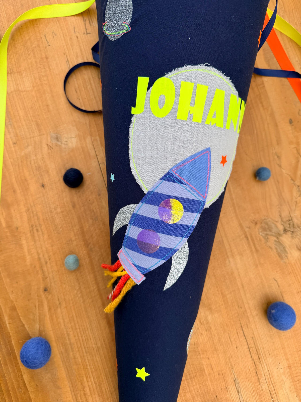 Schultüte Rakete Weltall, Musselin Schultüte mit Neonfarben, Zuckertüte für Jungen, Stoff Schultüte, Schultüte personalisiert Jungen