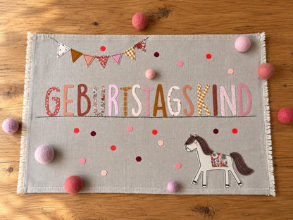 Geburtstagstischset mit Pferd | Tischset Geburtstagskind | Platzset Kindergeburtstag | Stoff Tischset mit Wimpelgirlande | Geburtstagsdeko