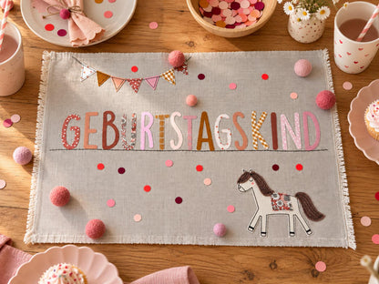 Geburtstagstischset mit Pferd | Tischset Geburtstagskind | Platzset Kindergeburtstag | Stoff Tischset mit Wimpelgirlande | Geburtstagsdeko