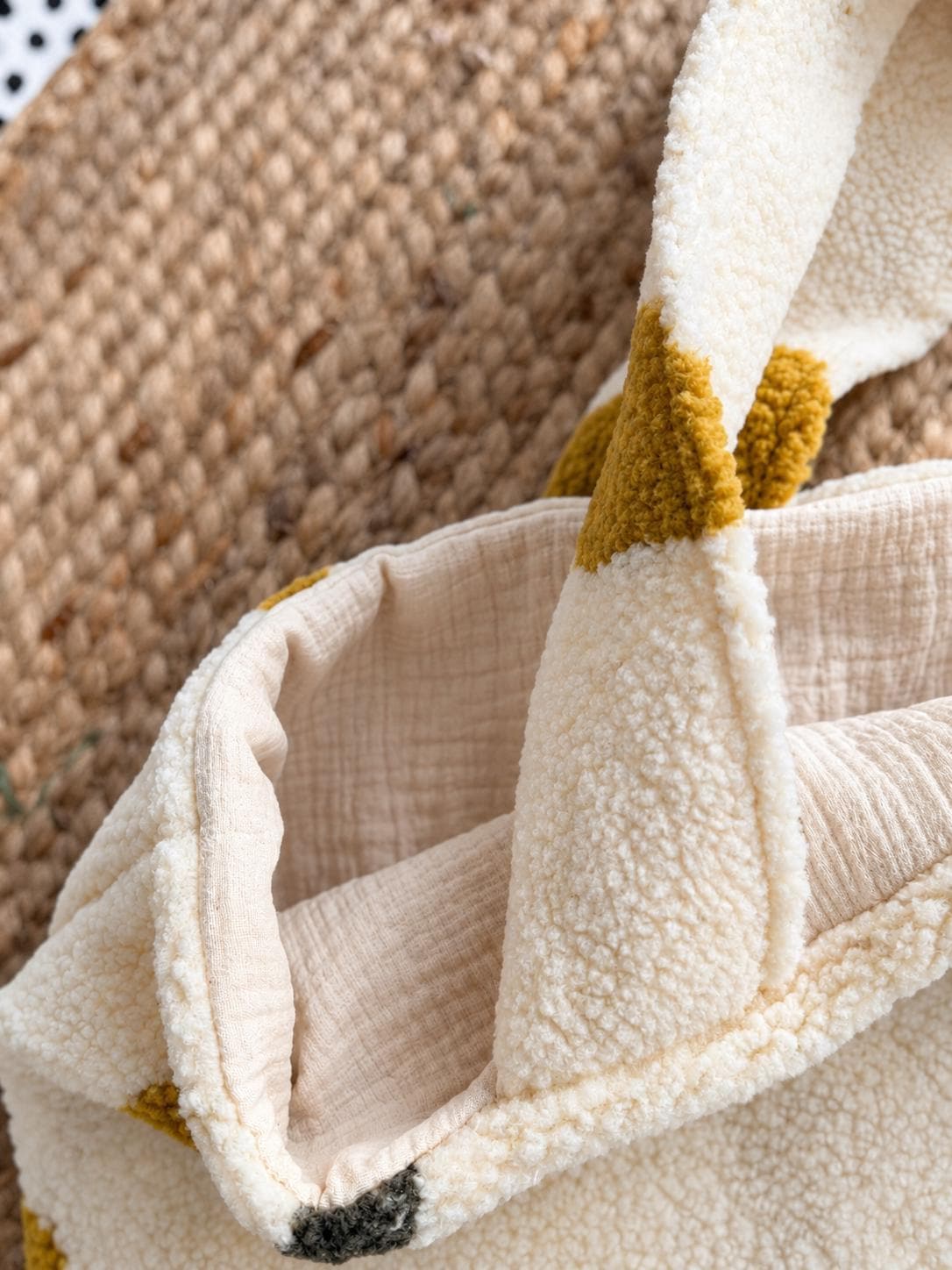 Teddy Shopper Winter mit Birnenmuster | Kuschelige Handtasche aus Teddyfleece | Stofftasche mit beigem Musselin | Teddyfleece beige