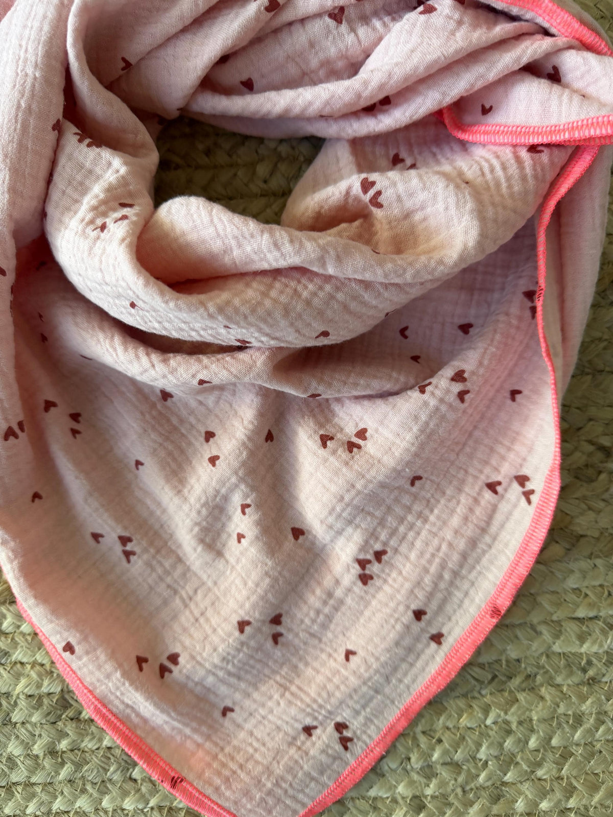 Musselin Dreieckstuch mit Herzchen | Kinderhalstuch in Altrosa mit Neonpink | Weiches Musselintuch für Mädchen | Halstuch für Herbst Winter