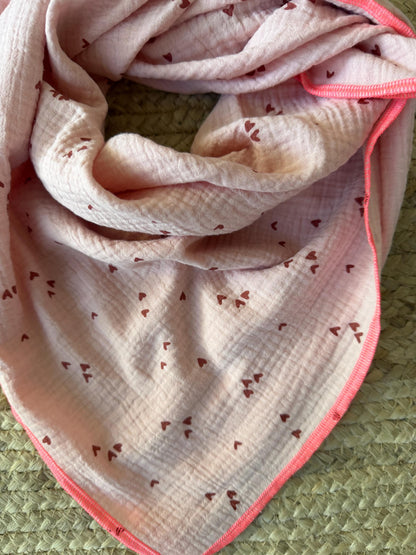 Musselin Dreieckstuch mit Herzchen | Kinderhalstuch in Altrosa mit Neonpink | Weiches Musselintuch für Mädchen | Halstuch für Herbst Winter