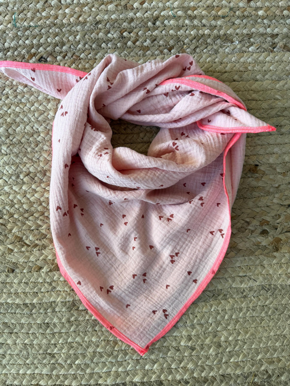 Musselin Dreieckstuch mit Herzchen | Kinderhalstuch in Altrosa mit Neonpink | Weiches Musselintuch für Mädchen | Halstuch für Herbst Winter