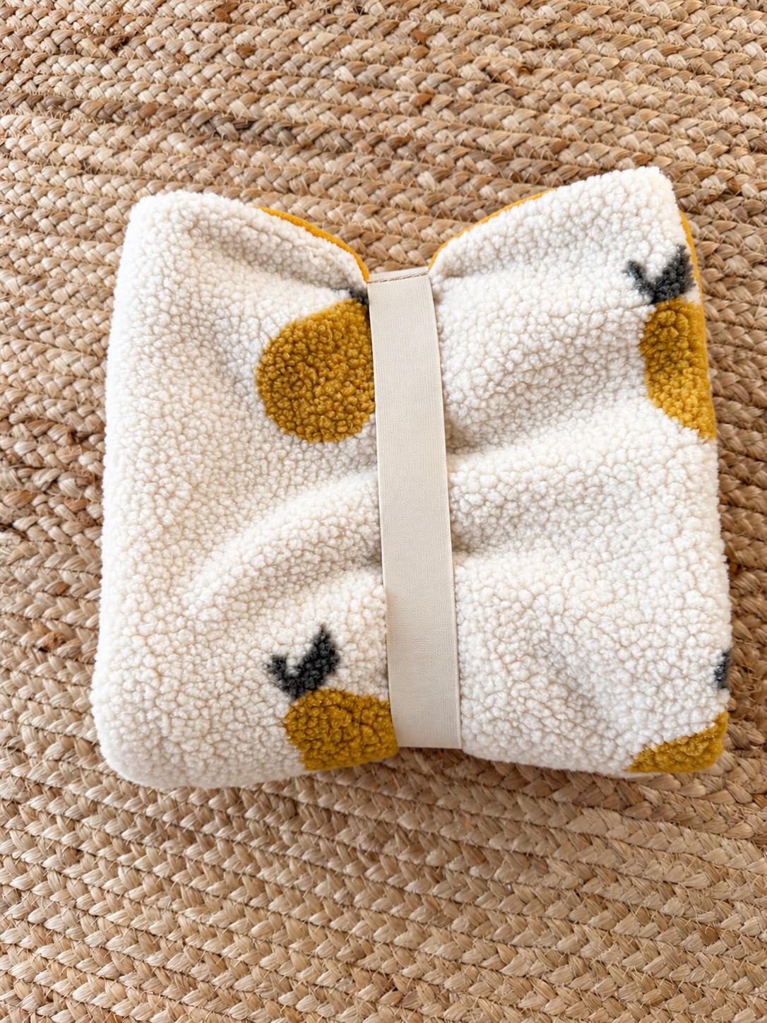 Babydecke aus Teddyfleece mit Birnen | Kuscheldecke Baby personalisiert mit Namen | Geschenk zur Geburt & Taufe | Creme Senfgelb | Teddyfell