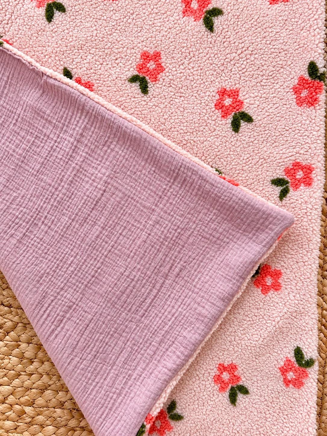 Babydecke mit Namen | Kuscheldecke aus Teddyfleece & Musselin | Rosa mit Blumen | Babydecke personalisiert | Geschenk zur Geburt | Teddyfell