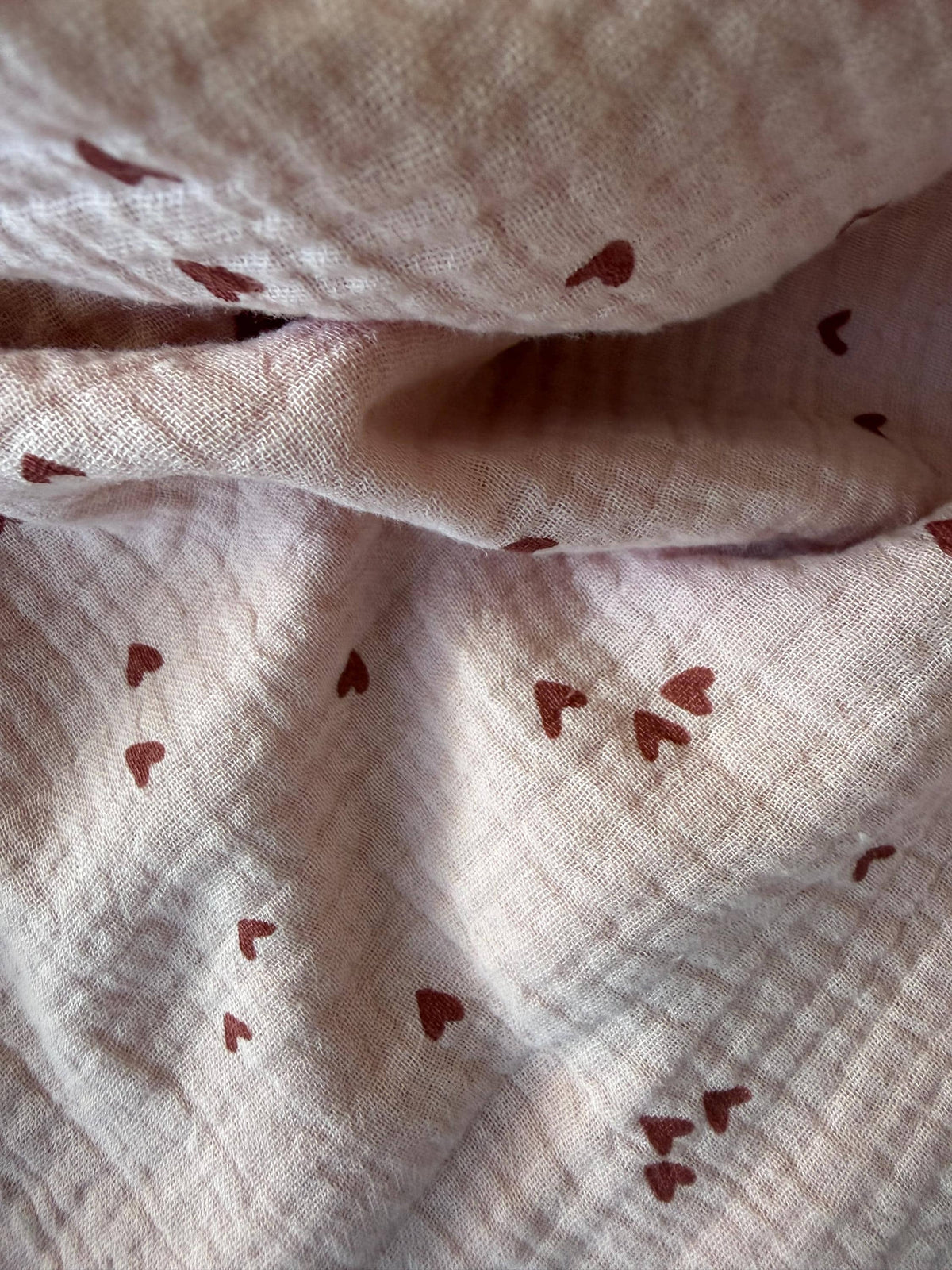 Musselin Dreieckstuch mit Herzchen | Kinderhalstuch in Altrosa mit Neonpink | Weiches Musselintuch für Mädchen | Halstuch für Herbst Winter
