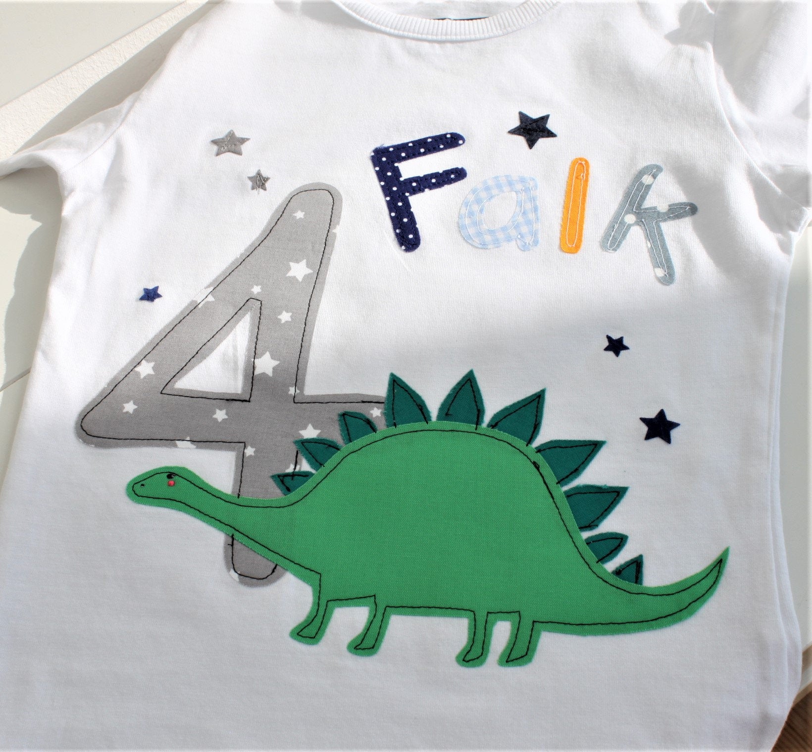 Geburtstagsshirt Kinder,Geburtstagsshirt,Shirt für Jungen,Shirt mit Name,Shirt mit Zahl,Shirt Dinosaurier,Dinoshirt,T-Shirt,Milla Louise