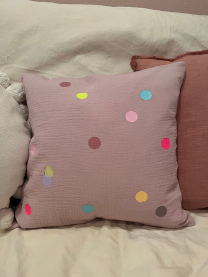 Musselinkissen Kissenbezug Kissen Wohnzimmer Garten Kissenhülle Kissen personalisiert Nameskissen Kissen Musselin Konfetti bunte Punkte