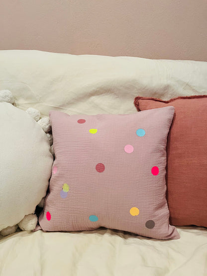 Musselinkissen Kissenbezug Kissen Wohnzimmer Garten Kissenhülle Kissen personalisiert Nameskissen Kissen Musselin Konfetti bunte Punkte
